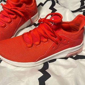 Womens Puma sneakers!